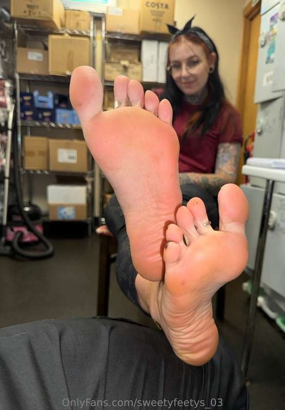 Barista In the Backroom Foot Show with Cum in Soles #TtFVfQvX